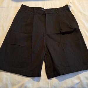 DKNY men's size 36 black pleated front shorts. New